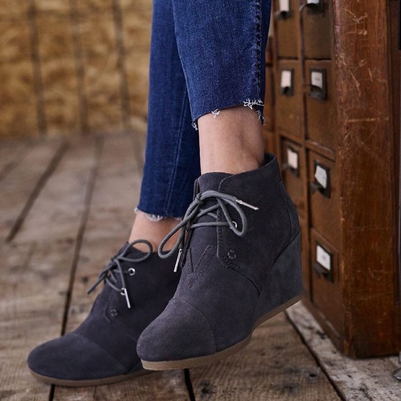 TOMS WOMENS DESERT WEDGE SUEDE BOOTS - Picture 2 of 7